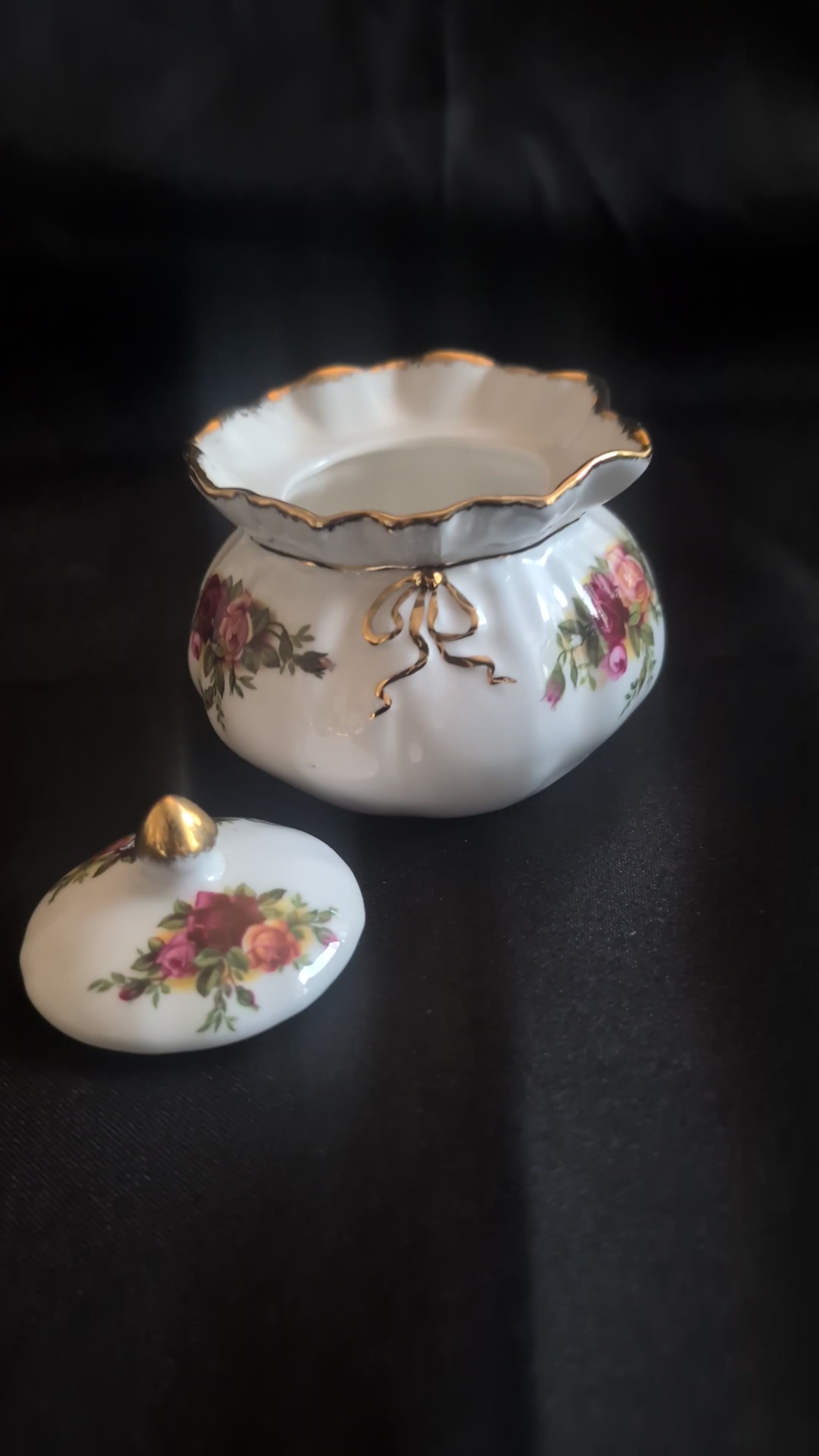 Moonlit Roses | Late 20th Century | England | Fine bone chine Jar