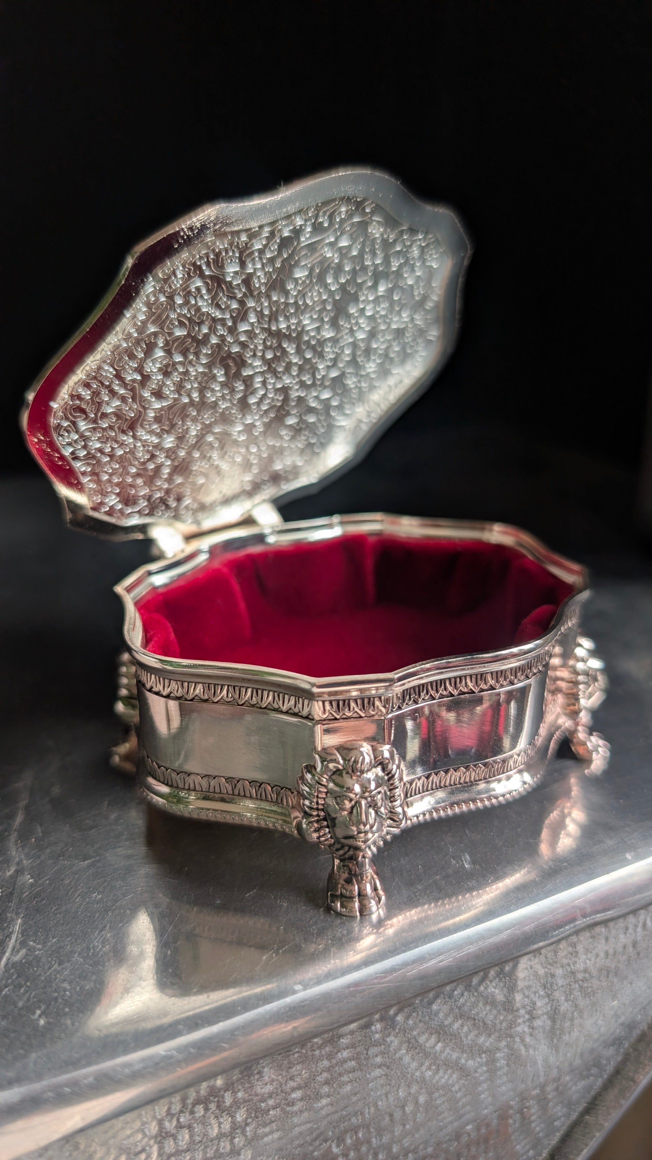 The Lion's Treasure
Early 1900s | Silver Plate | Jewellery Casket